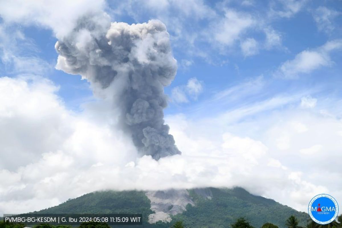 Gunung Ibu Meletus Lagi, Abu Vulkaniknya Setinggi 7 Kilometer